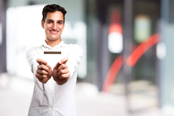 Onnellinen nuori mies luottokortilla — kuvapankkivalokuva