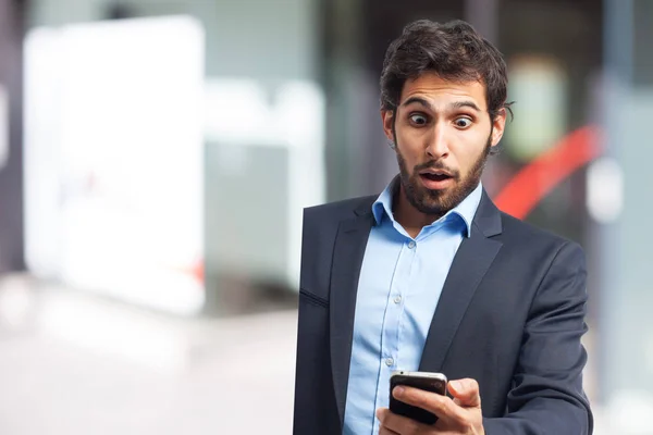 Uomo d'affari preoccupato con cellulare — Foto Stock