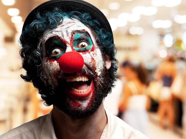 Crazy clown man med arga uttryck — Stockfoto