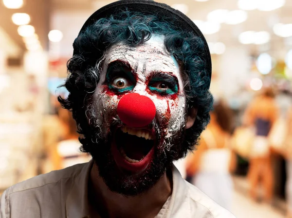 Crazy clown man med arga uttryck — Stockfoto