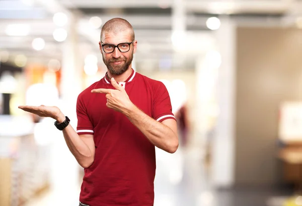 Junger Mann zeigt Geste — Stockfoto