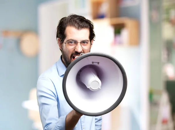 Angry young man met een megafoon — Stockfoto