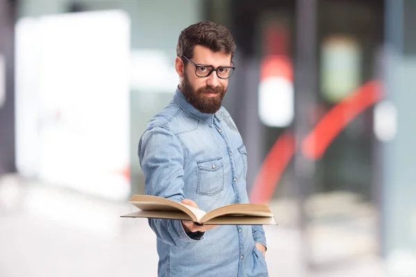 Gelukkig jonge man met kleine boek — Stockfoto