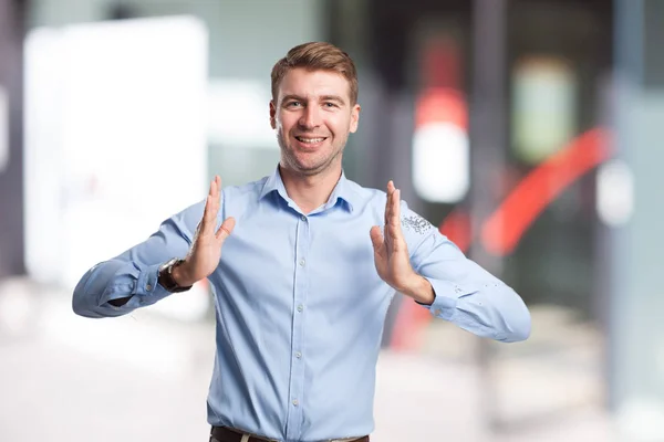 Šťastný podnikatel zobrazeno gesto — Stock fotografie
