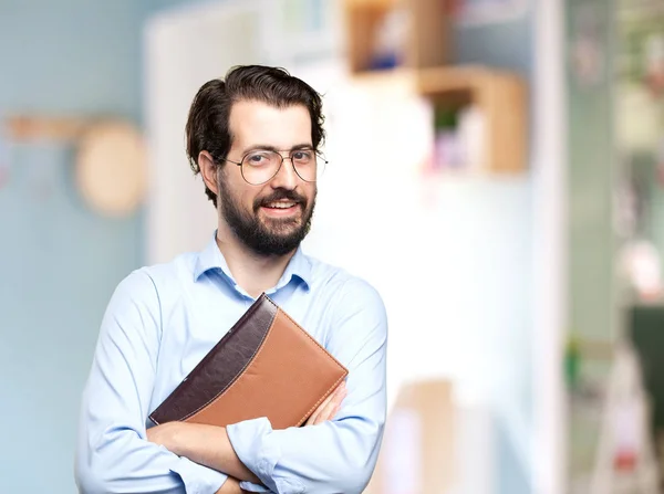 Heureux jeune homme avec petit livre — Photo