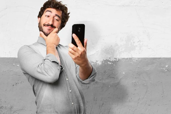 Onnellinen nuori mies selfie poseeraa — kuvapankkivalokuva