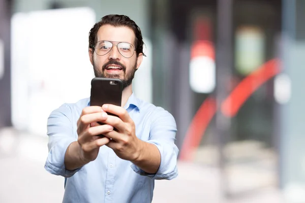 Onnellinen nuori mies tekee selfie — kuvapankkivalokuva