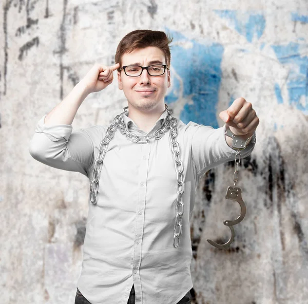 Gelukkig jongeman met handboeien — Stockfoto