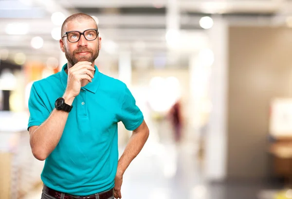 Konzentrierter junger Mann denkt nach — Stockfoto