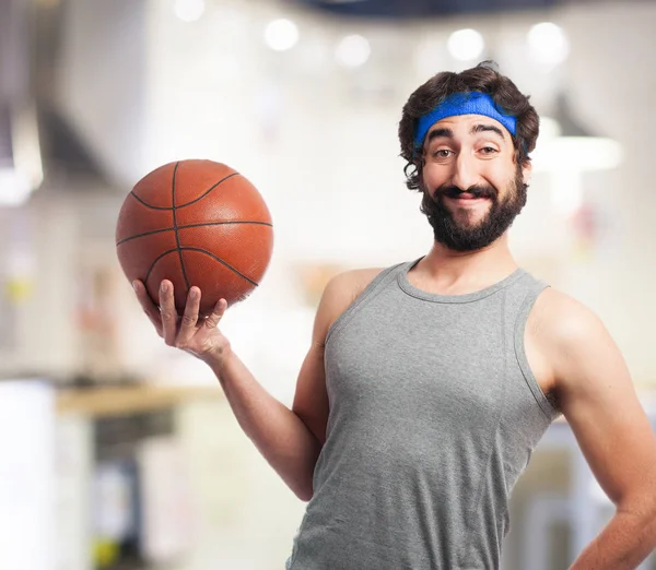 Счастливый спортивный человек с баскетбольным мячом — стоковое фото