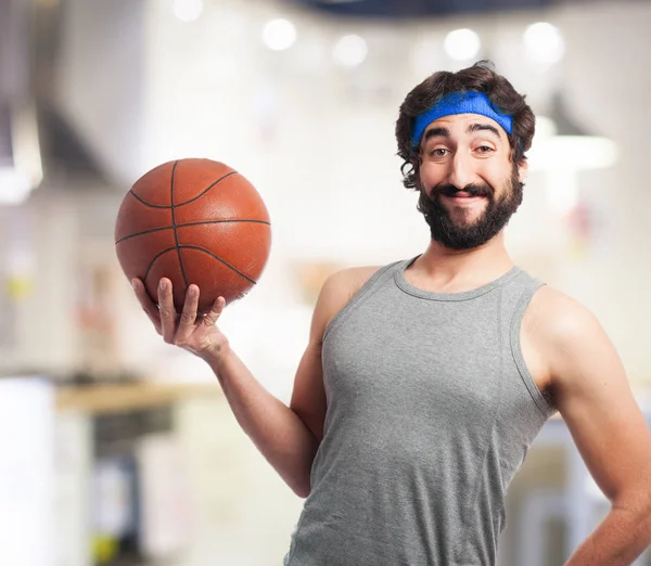 Glücklicher Sportler mit Korbball — Stockfoto