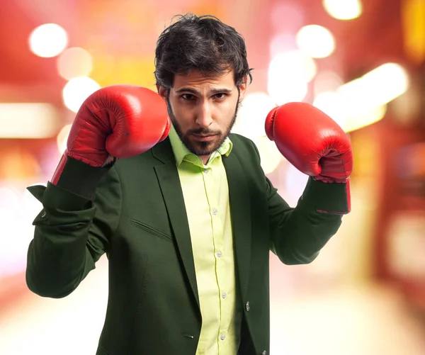 Hombre de negocios enojado en guantes de boxeo —  Fotos de Stock