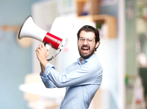 Wütender junger Mann mit Megafon — Stockfoto