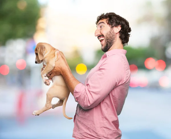 Счастливый молодой человек с щенком — стоковое фото