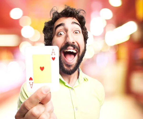 Poker kartları ile şaşırmış genç adam — Stok fotoğraf