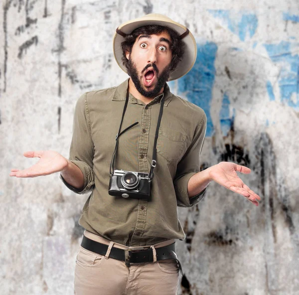 Crazy explorer man med tvivlande tecken — Stockfoto