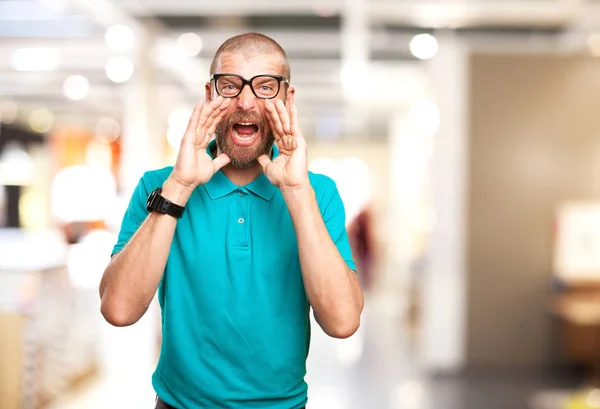 Boze jongeman schreeuwend — Stockfoto