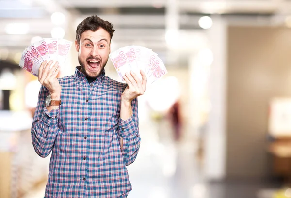 Щасливий молодий чоловік з банкнотами — стокове фото