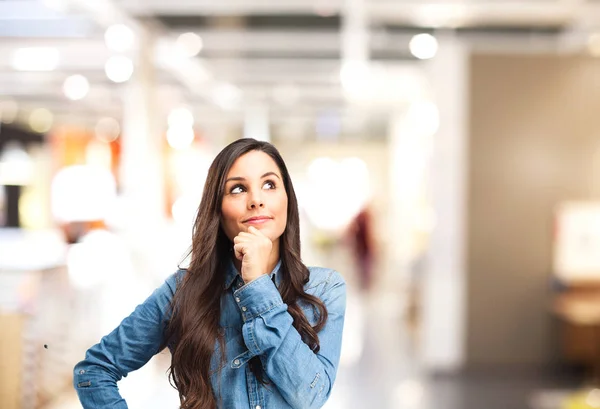 Mujer joven feliz Pensando — Foto de Stock