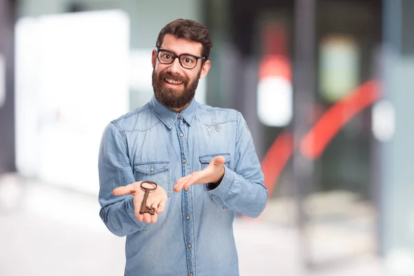 Glücklicher junger Mann mit Vintage-Schlüssel — Stockfoto