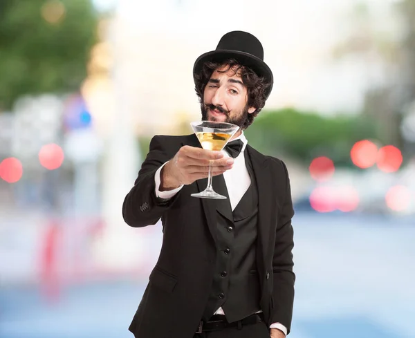 Homme fumeur heureux avec boisson alcoolisée — Photo