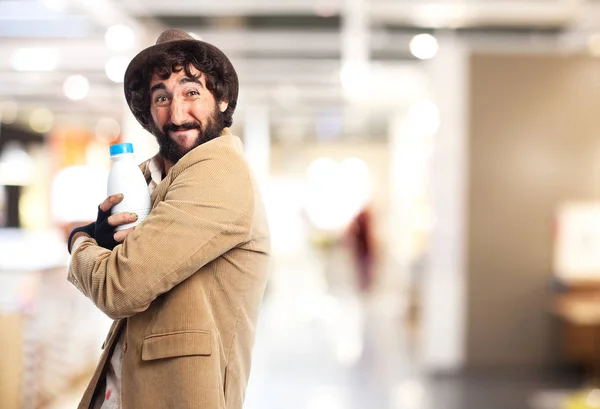 Hombre sin hogar enojado con leche — Foto de Stock