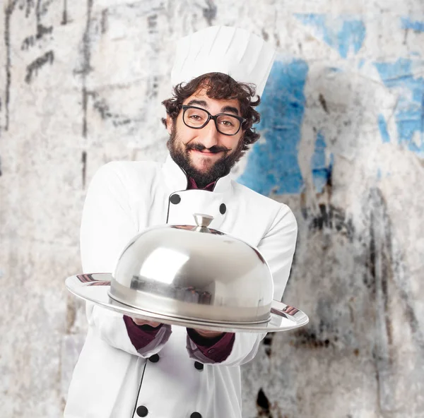 Homme cuisinier heureux avec plateau en argent — Photo