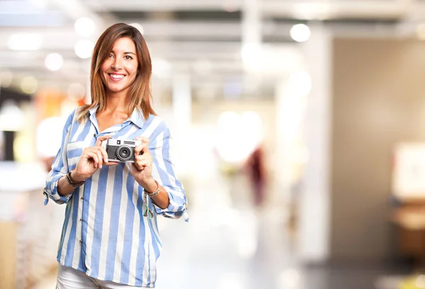 Mutlu genç kadın ile fotoğraf makinesi — Stok fotoğraf