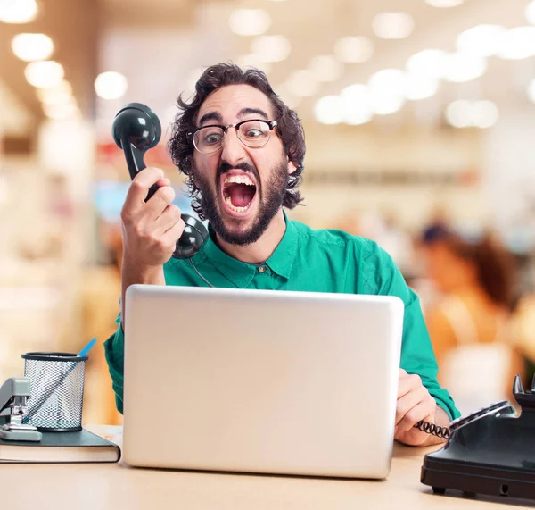 Zakenman met laptop en telefoon — Stockfoto