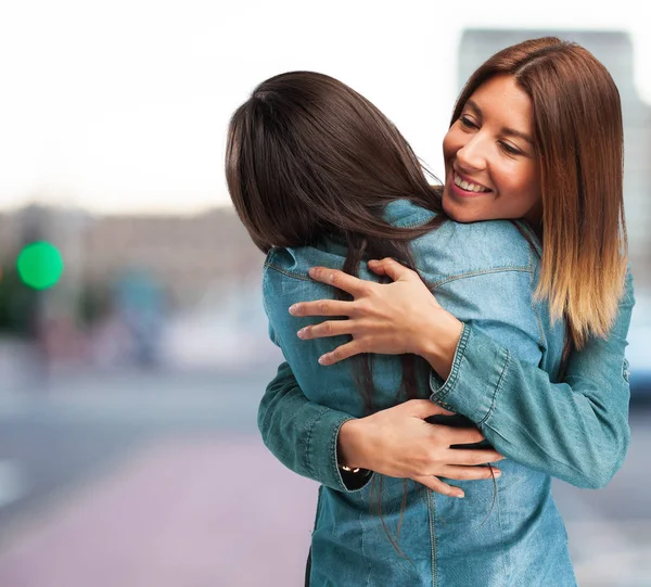 Glückliche Schwestern, die sich umarmen — Stockfoto