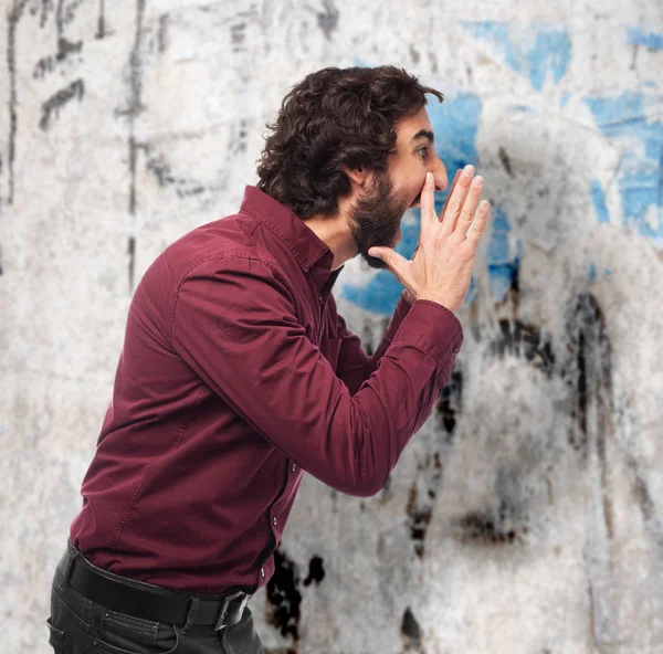 Jeune homme en colère criant — Photo