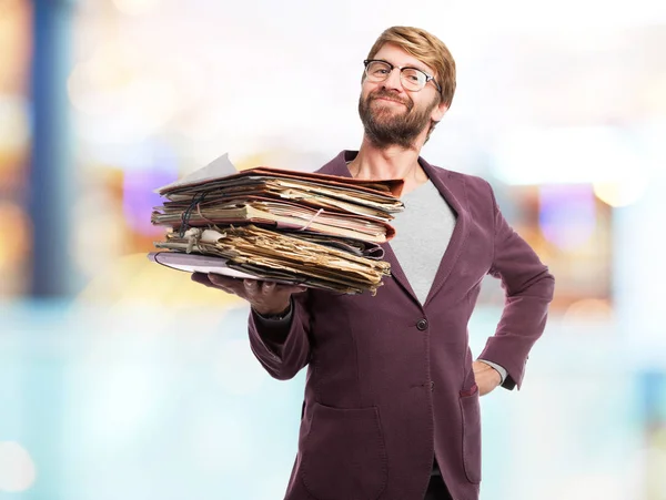 Счастливый бизнесмен с файлами — стоковое фото