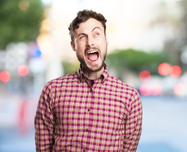 bağırarak şaşırmış genç adam