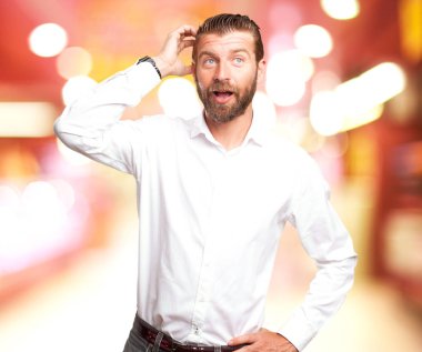 şüphe şaşırmış genç adam