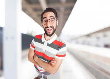 çılgın genç adam gülümseyen