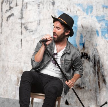 mikrofon ile mutlu rockstar