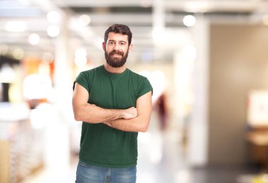 Gülümseyen genç adam