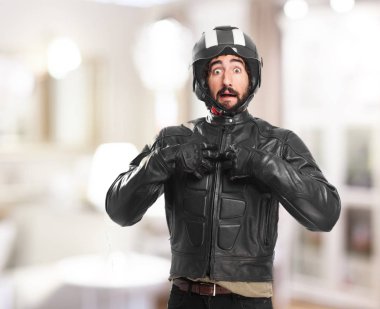şaşkın ifade ile gurur motorcu