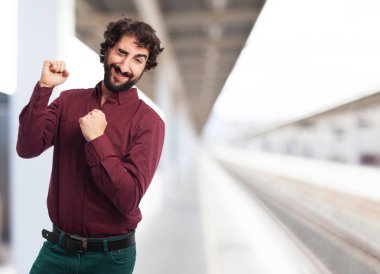 mutlu genç adam dans