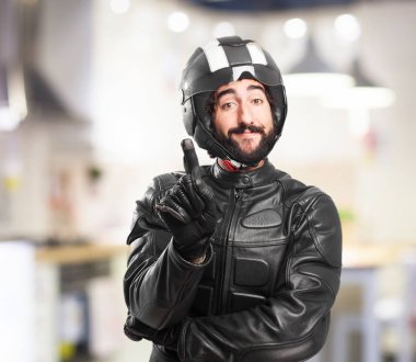 korkmuş motorcu jest kırmızı gösterilen