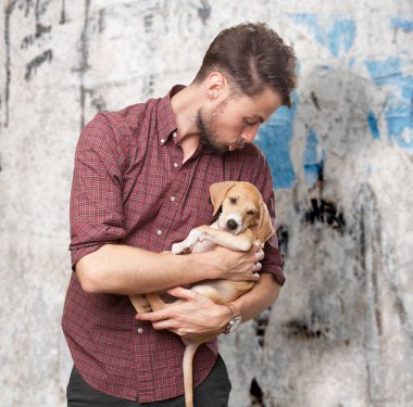 mutlu genç adam köpek yavrusu
