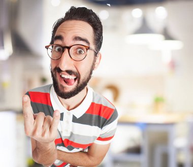 kabuk işareti ile çılgın genç adam