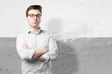 mutlu genç adam gurur poz