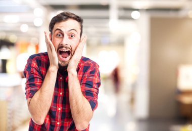 mutlu genç adam şaşırmış poz