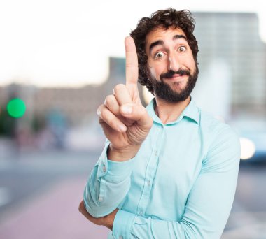 çılgın genç adam yukarı dönük