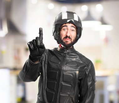 bir numara ile üzgün motorcu