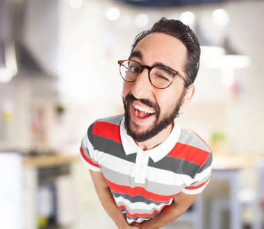 wink işareti ile çılgın genç adam