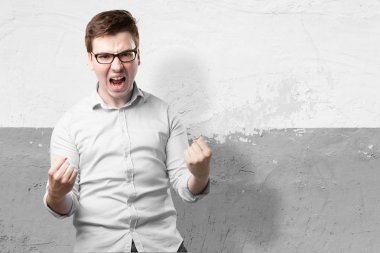 işareti kutlama ile mutlu genç adam