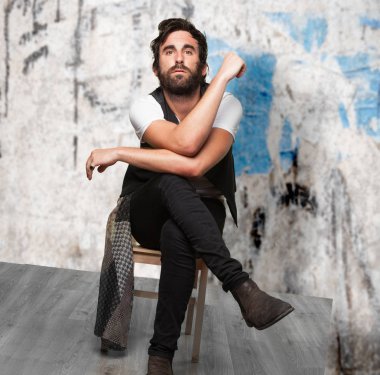 gurur rock yıldızı sandalyede oturuyor