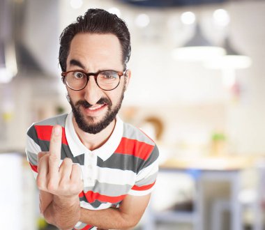 kabuk işareti ile çılgın genç adam